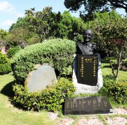 黎焕颐纪念碑：诗魂永驻，，，，，岁月铭刻